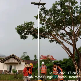 Foto Pemasangan Lampu Solar Led di Kantor Lingkungan Hidup Konawe Utara img_20210615_wa0031